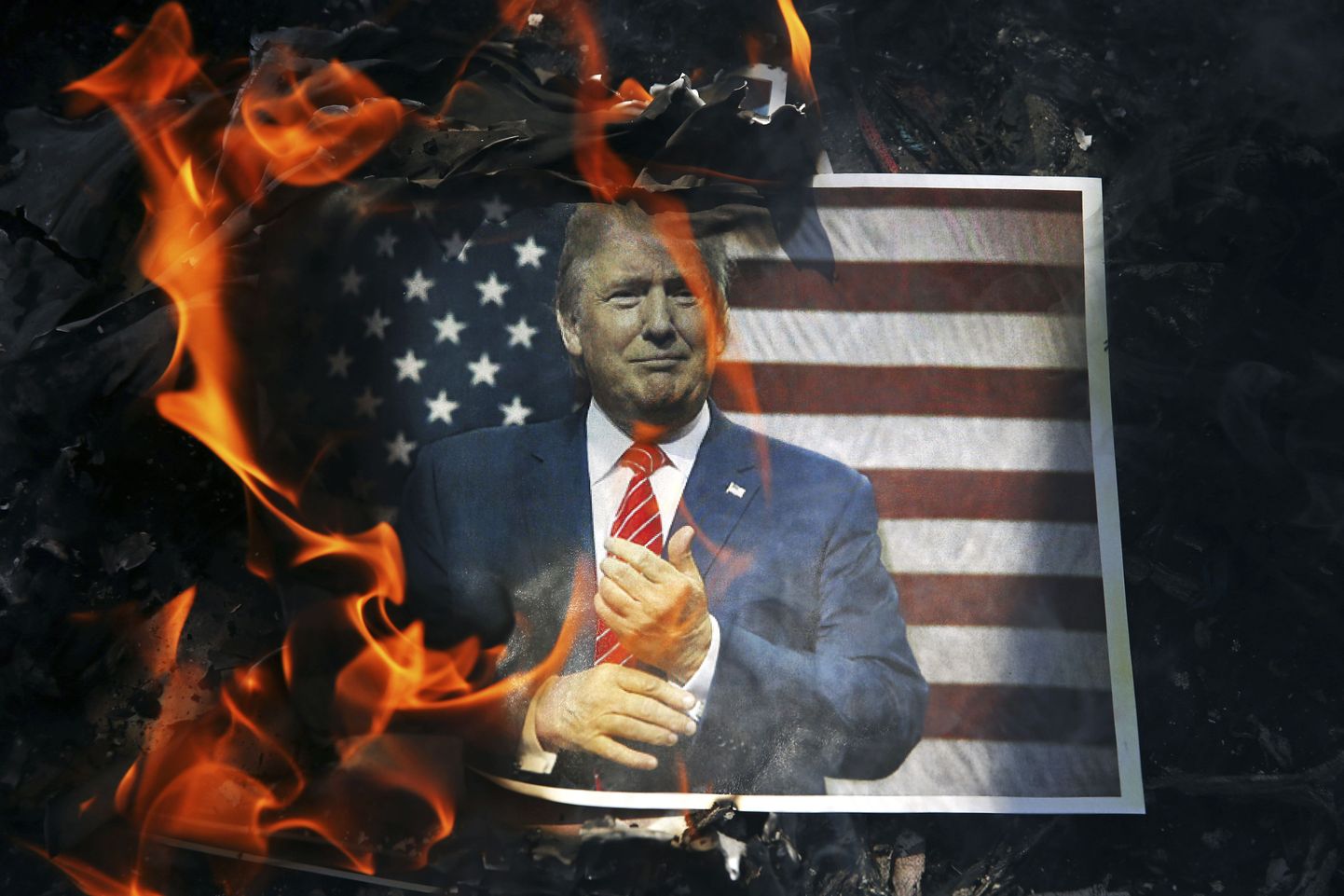 Iraanlased USA presidendi Donald Trumpi portreed põletamas.
