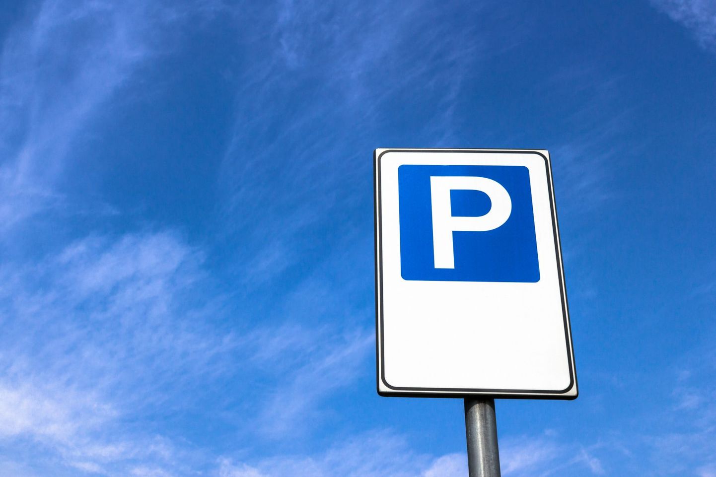 Nüüdsest saab omavalitsusele kuuluvates parklates Jõhvi kesklinnas taas tasuta parkida.