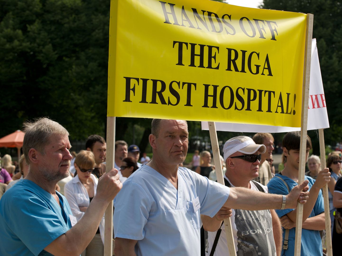 Riia 1. haigla töötajad suvel meeleavaldusel.