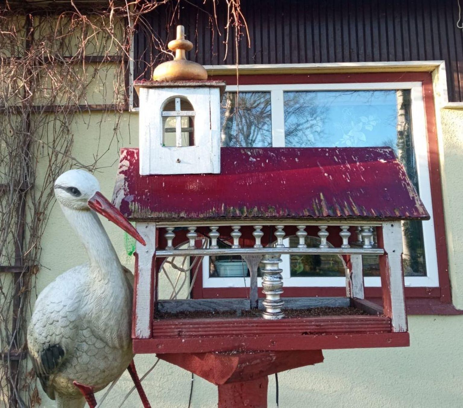 Hoole ja armastusega valminud linnumaja on Kavaru küla Aadu talu peremehe Udo meistritöö.