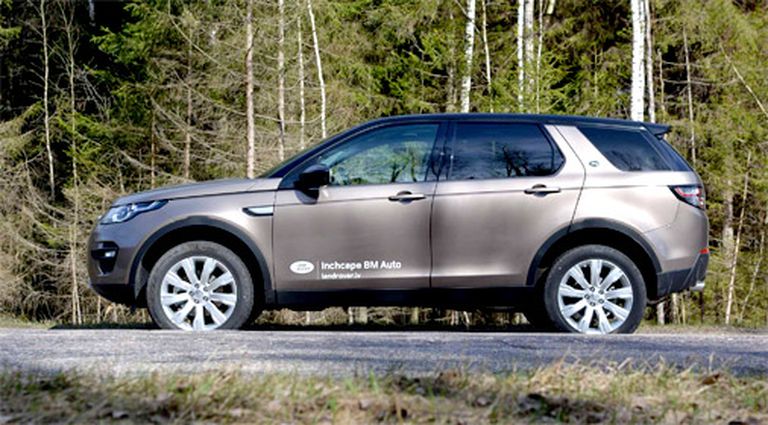Latvijā, kur asfalta seguma kvalitāte daudzviet joprojām ir zem katras kritikas, Jaguar Land Rover Pothole Alert sistēma varētu lieti noderēt 