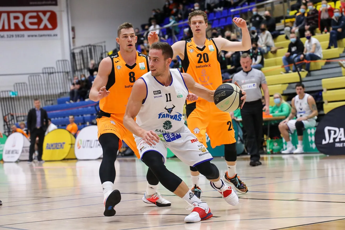 Kristaps Gludītis (ees) kannab Rakvere Tarva meeskonnas liidri rasket koormat.