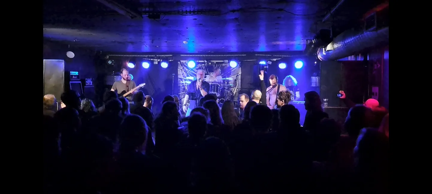 Pärnust pärit muusikalise kollektiivi The Belka verivärsket albumit oli eelisjärjekorras au kuulda tartlastel reede õhtul klubis Rock & Roll.