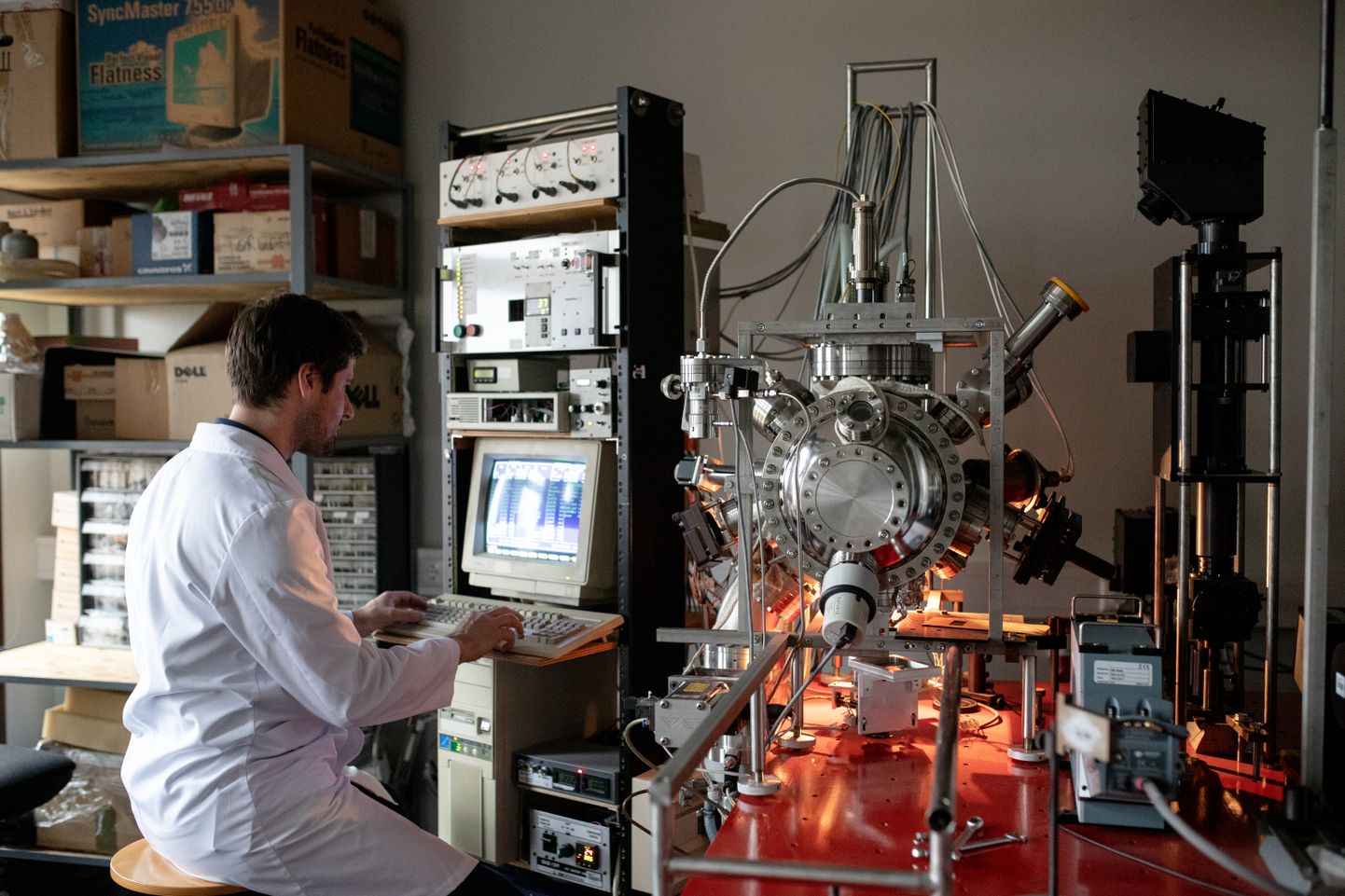 Grafeenil põhineva sensori testimine Tartu Ülikooli Füüsika Instituudis.