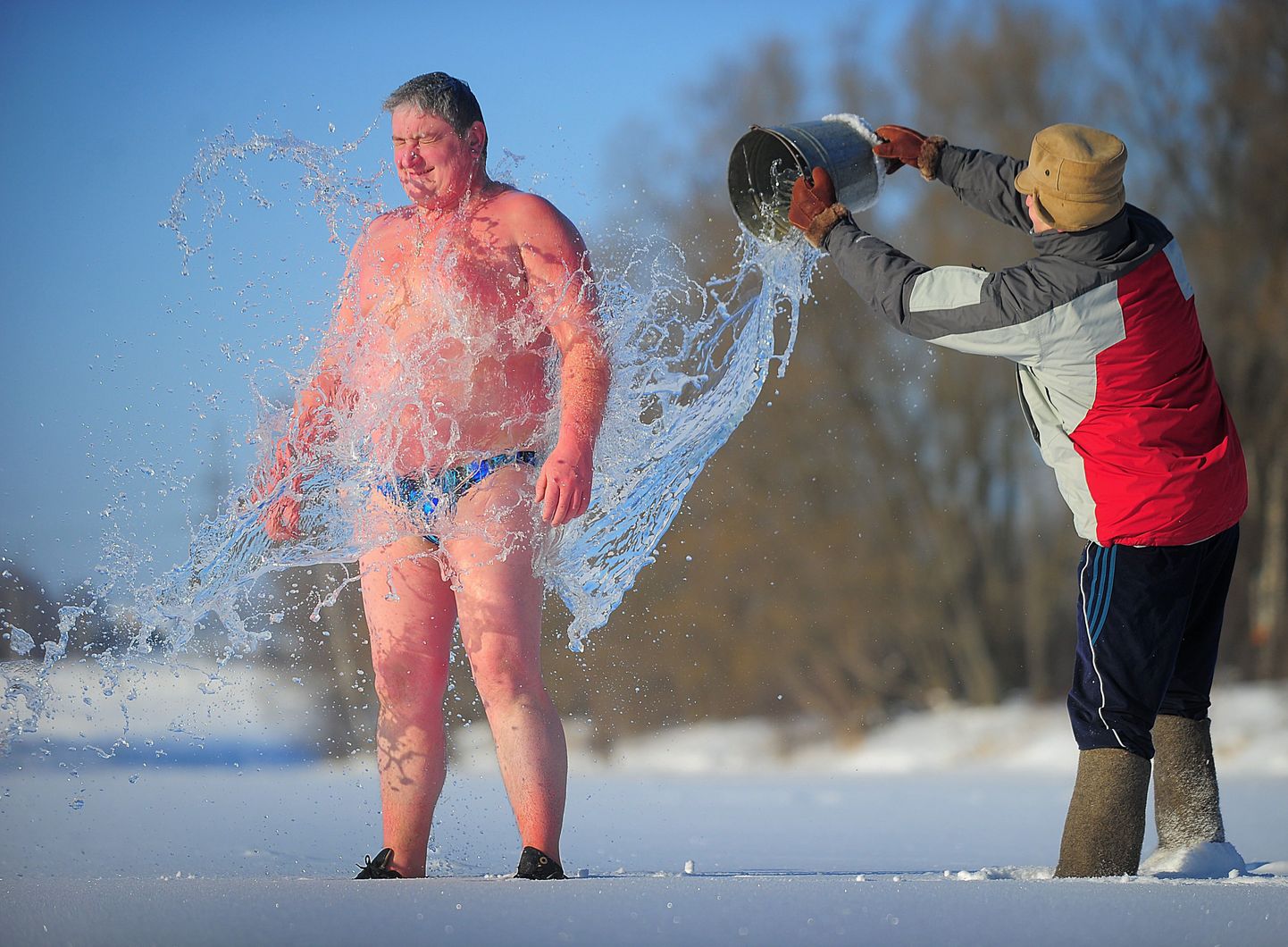 Külma veega kastetav mees täna Ivanovos Venemaal.