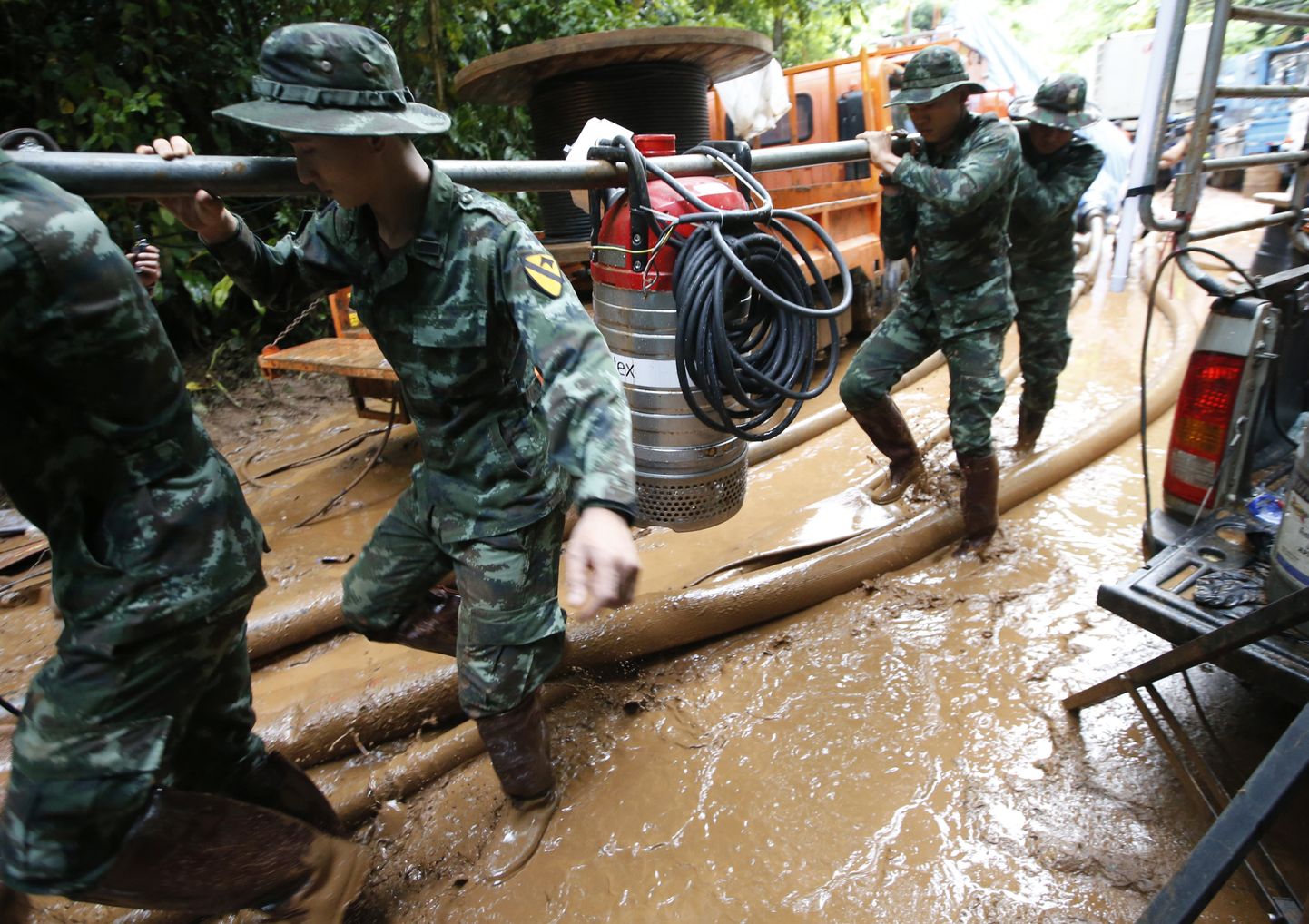 В Таиланде идут спасательные работы.