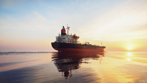 Lielbritānija pakļauj sankcijām vēl 135 Krievijas "ēnu flotes" tankkuģus