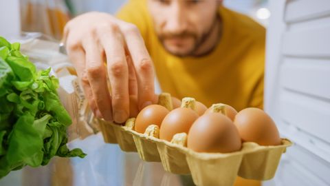 Как долго можно хранить яйца: ответы на самые задаваемые вопросы