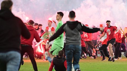 VIDEO ⟩ Prāgas futbola derbijs pāraug nekontrolējamā haosā