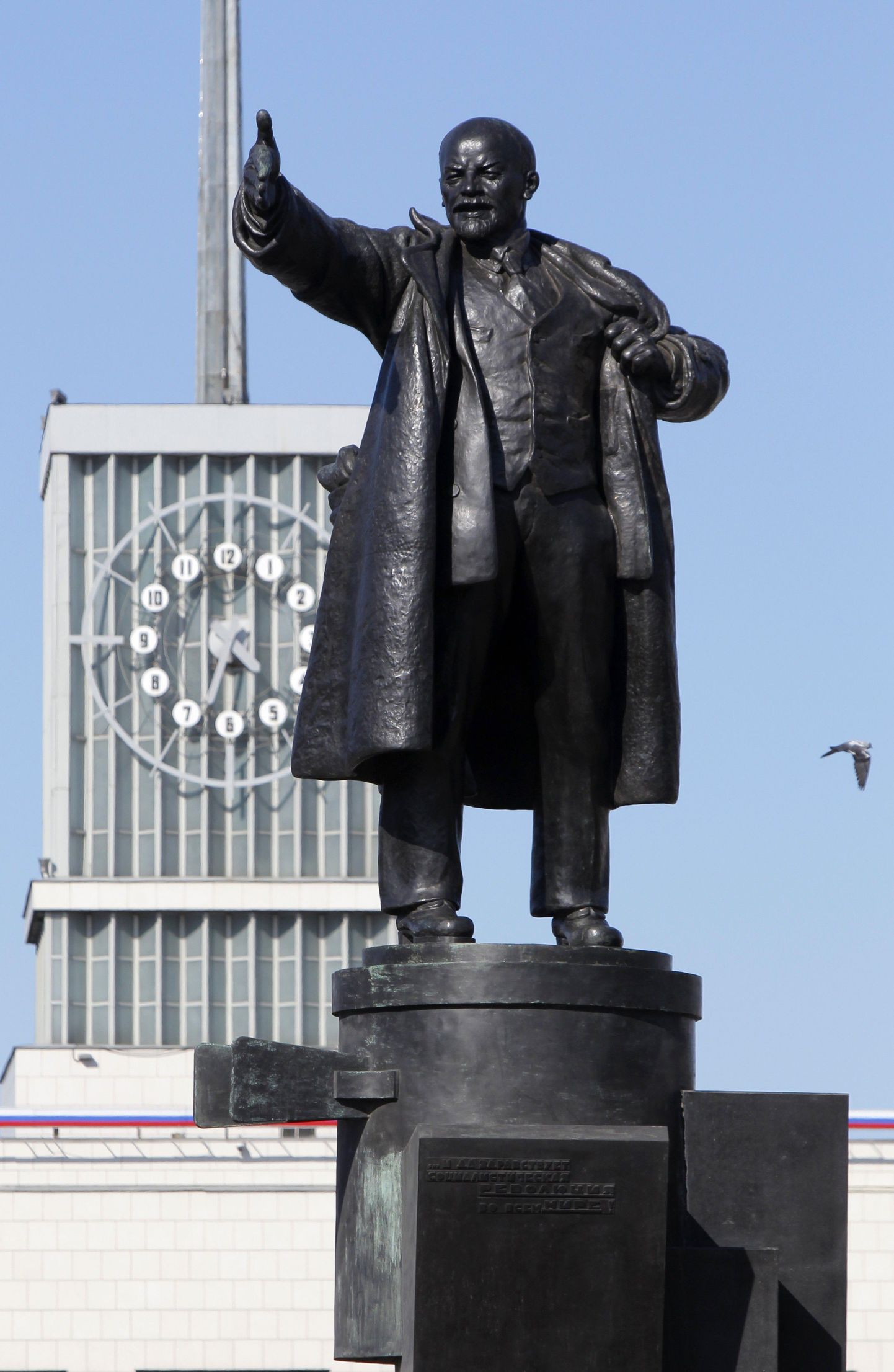 Aprillis taas oma paigale saanud Lenini kuju Peterburis Soome vaksali juures.