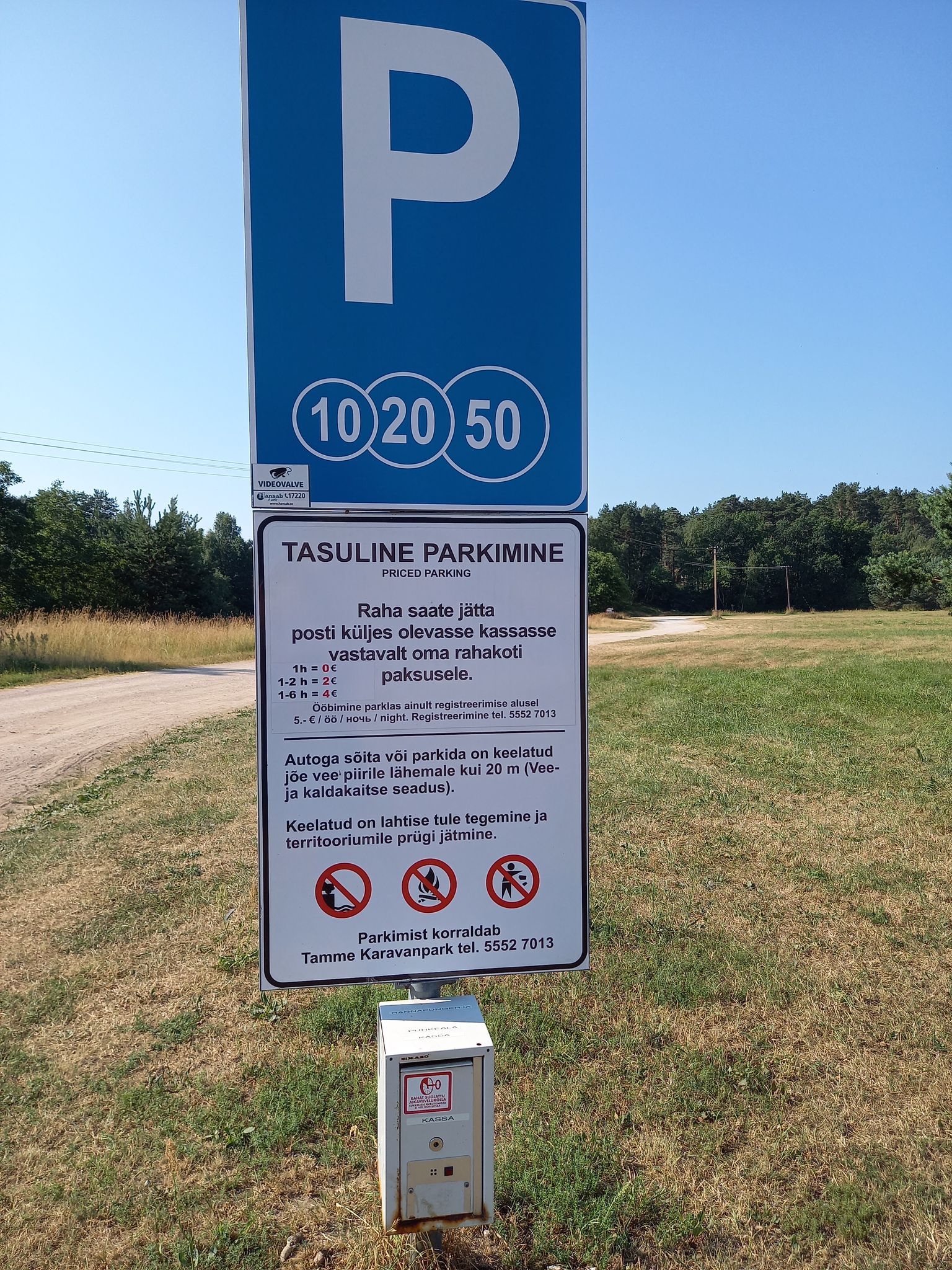 Такой знак парковки приветствует прибывших на берег реки Раннапунгерья, причем выясняется, что оплатить парковку клиент может соответственно своему карману.