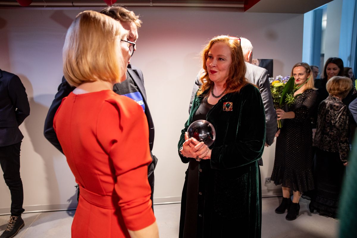 Министр культуры Пирет Хартман и Юлия Ауг на вручении театральных премий Эстонии, март 2023. 