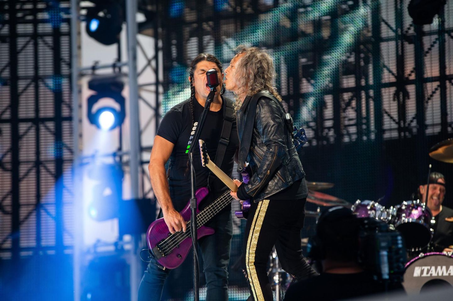 Rob Trujillo ja Kirk Hammett Tartus Raadi lennuväljal Metallica kontserdil.
