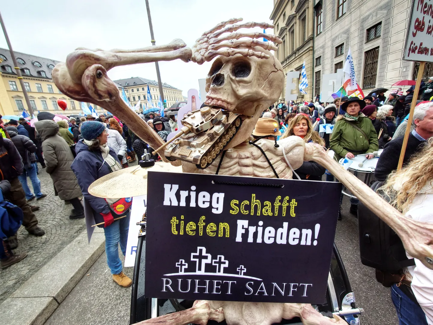 Vandenõuteoreetikute, anarhistide ja paremäärmuslaste rahu nimel korraldatud meeleavaldus Münchenis 8. aprillil 2023.