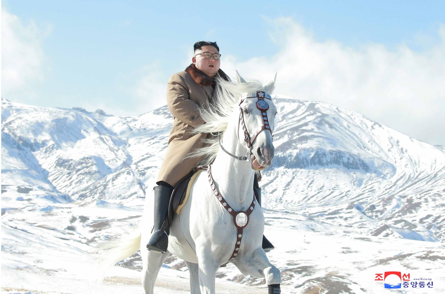 Põhja-Korea uudisteagentuuri avaldatud foto liider Kim Jong-unist hobusel. Daatum ei ole teada