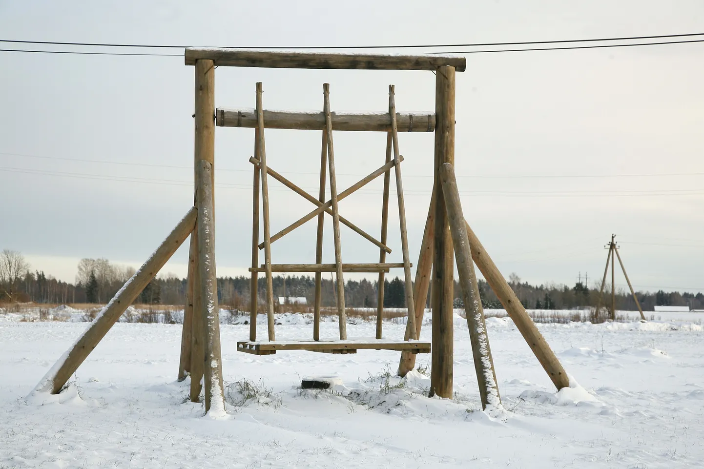 MTÜ Kadjaste on kohaliku omaalgatuse programmist taotletud rahaga rajanud
külasüdamesse kiigeplatsi ja suvise kooskäimise koha.