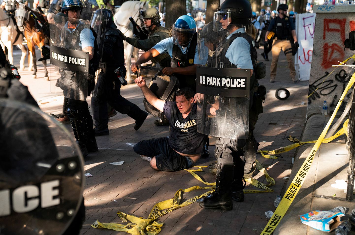 Märulipolitsei tegi eile õhtul Washingtonis rahumeelsele protestile lõpu vägivallaga.