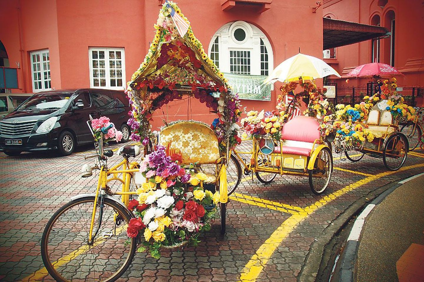Malaccale iseloomulikud transpordivahendid, mida kasutavad eelkõige turistid.