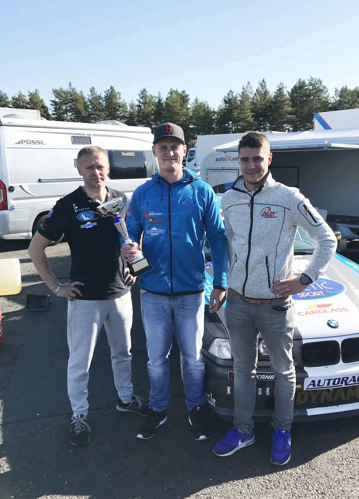 VÕIDUARHITEKTID: Mehaanik Kert Kaljur vasakul, Andre Kiil keskel, paremal ALM Motorspordi esindaja ja 
mänedžer Martin Laur. 
Erakogu