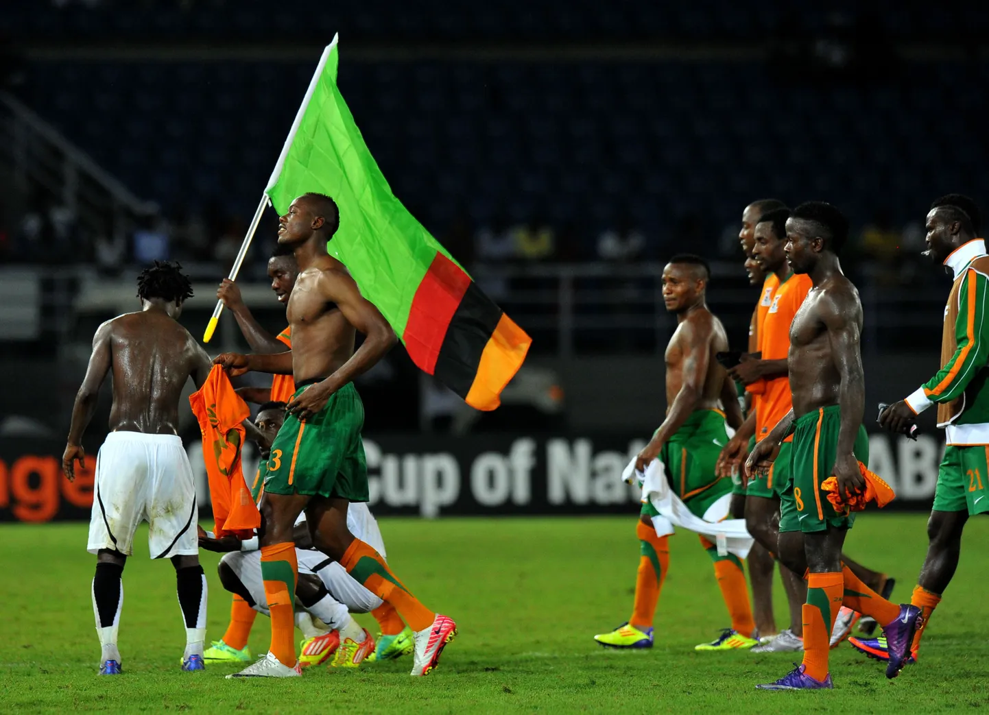Футболисты Замбии после победы в полуфинале.