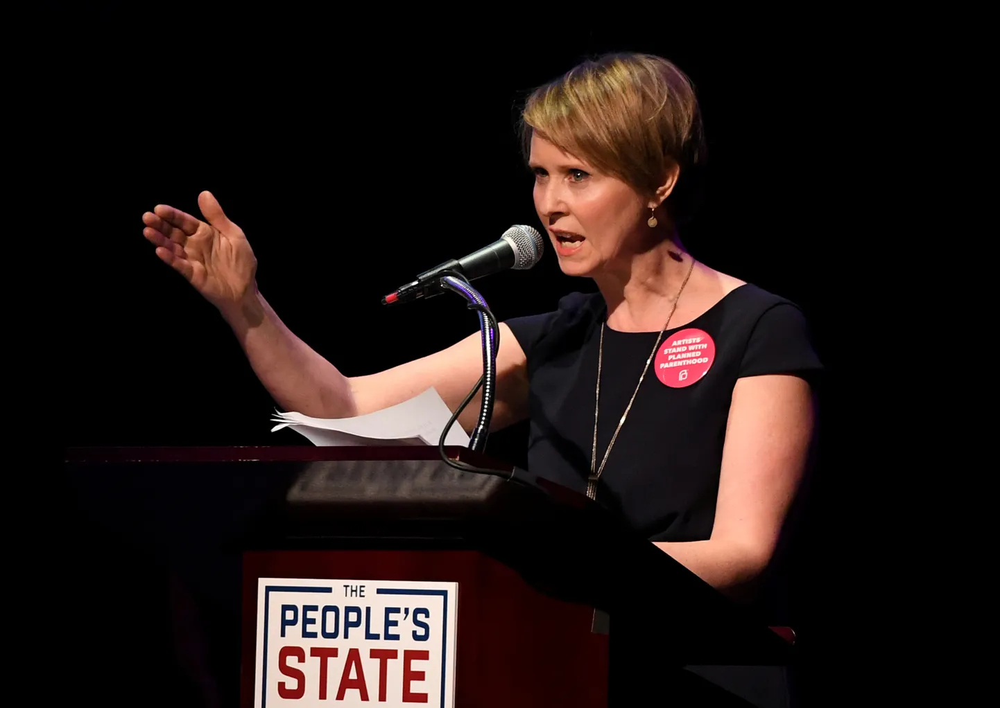Cynthia Nixon kõnet pidamas.