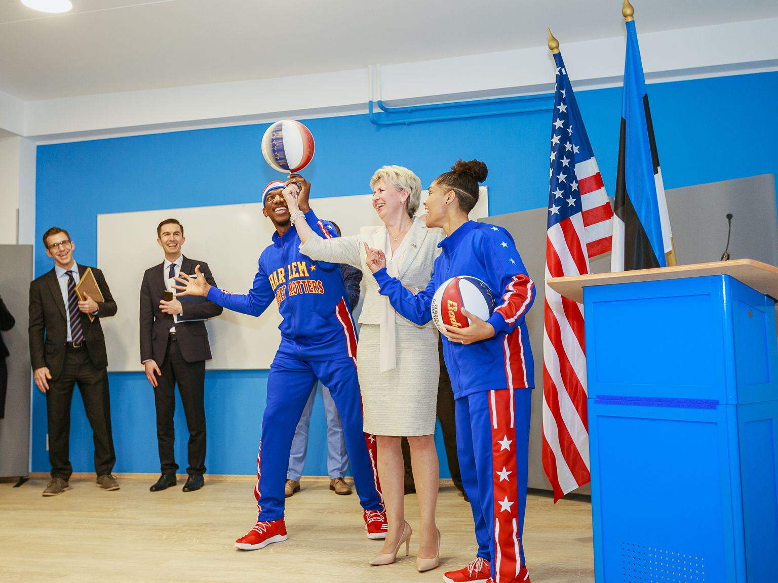 С элементами и живыми звездами американского баскетбольного шоу в сентябре 2017 года прошло открытие в Нарвской центральной библиотеке обновленного Американского центра. На сегодня уже пятнадцать лет как американские дипломаты спонсируют подобные мероприятия и культурно-просветительскую деятельность в Нарве.