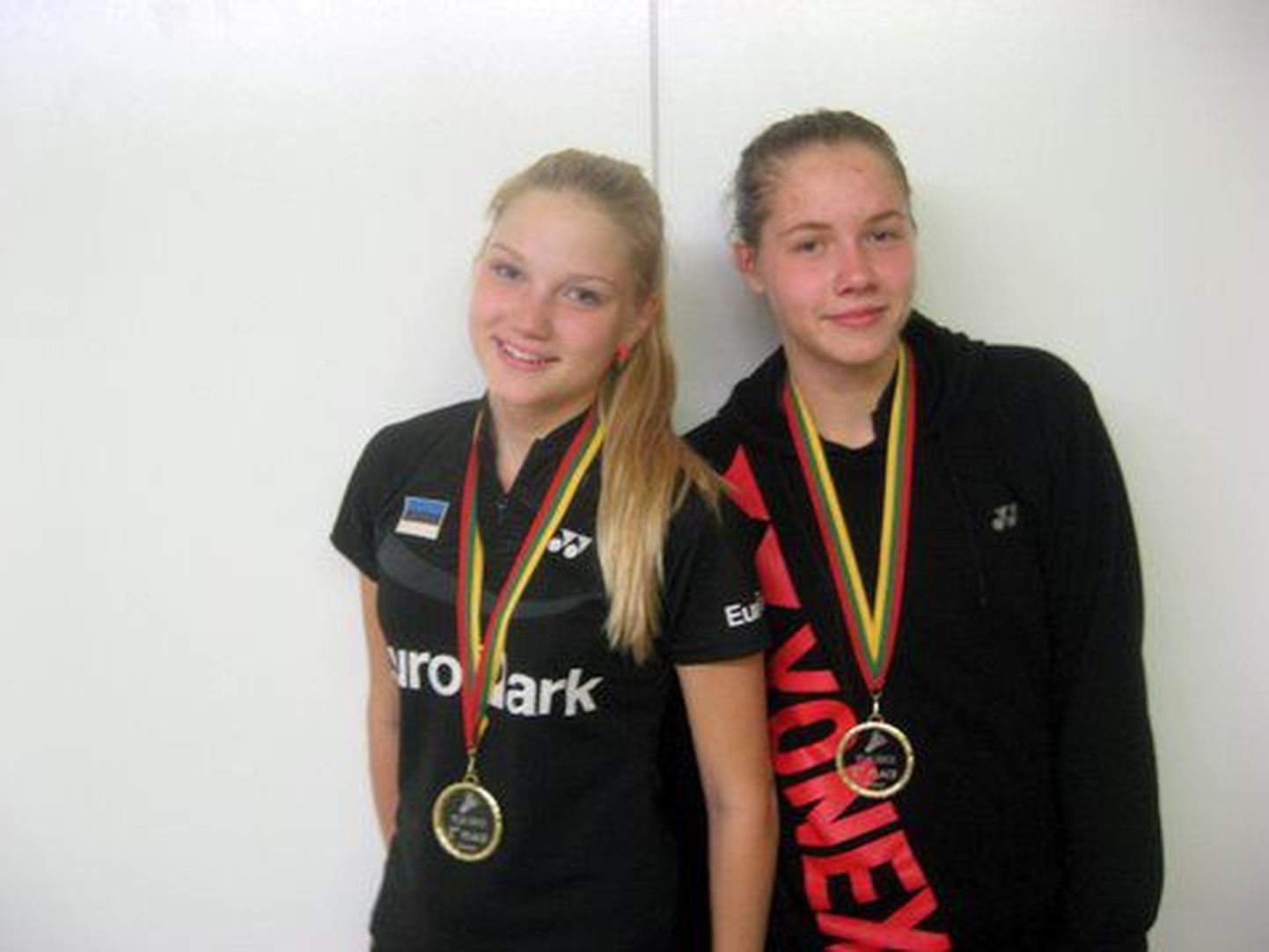 Kati-Kreet Marran (vasakul) ja Sale-Liis Teesalu(võidetud medalitega).