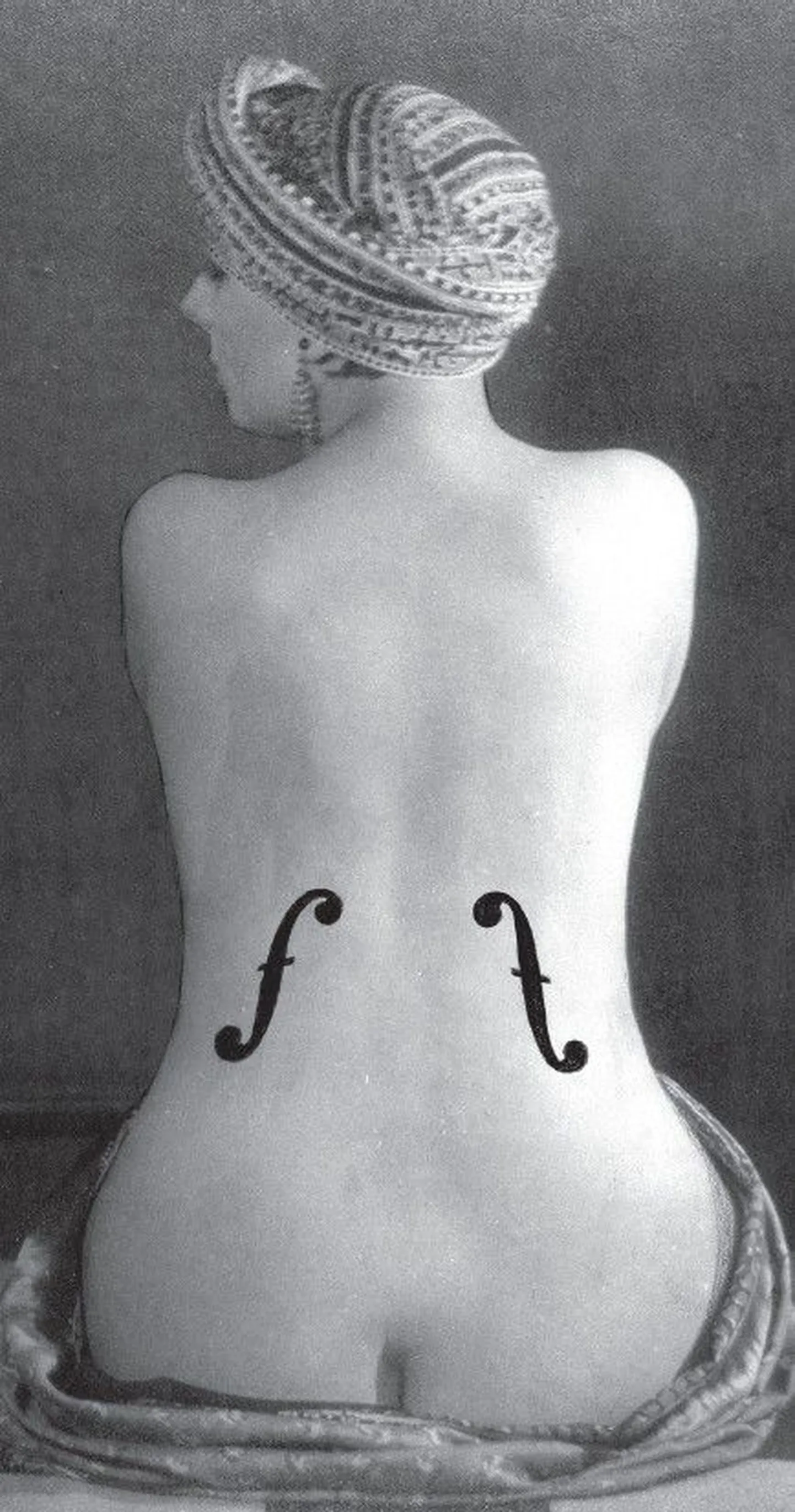 Kumus täna avataval väljapanekul näidatakse Euroopa sürrealistlikku fotokunsti aastail 1922–1947. Teiste seas saab näha ka üht fotokunsti ajaloo tuntumatest töödest – Man Ray «Ingres’i viiulit».
