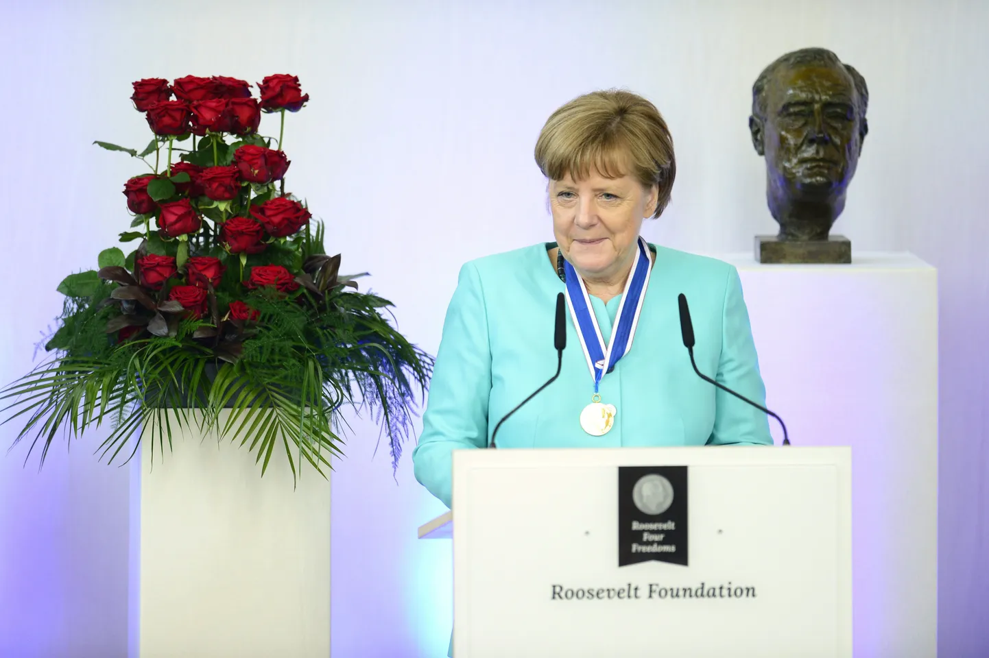 Kantsler Angela Merkel pidamas tänukõnet pärast auhinna üleandmistseremooniat täna Hollandis, Middelburgis.