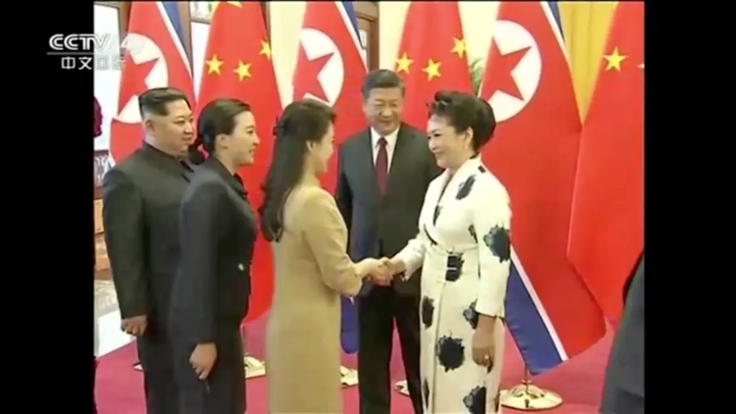 Riigipeade abikaasad Ri Sol-ju ja Peng Liyuan kätlemas.