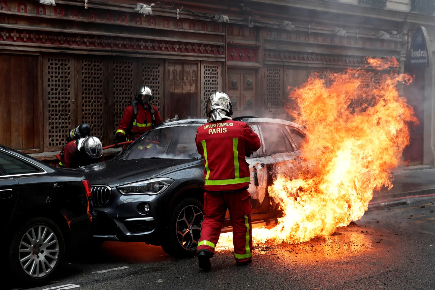 Parīzes ugunsdzēsēji dzēš "Dzelteno vestu" protestos aizdedzinātu automašīnu