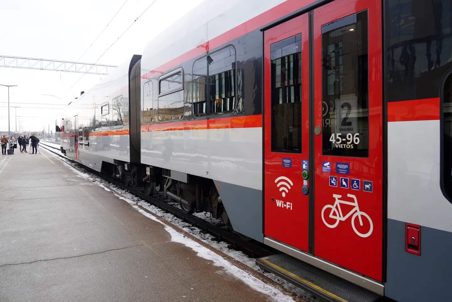 Lietuvas uzņēmuma "LTG Link" vilciens Rīgas Centrālajā dzelzceļa stacijā, kas no šodienas sāk kursēt maršrutā Viļņa - Rīga - Viļņa.