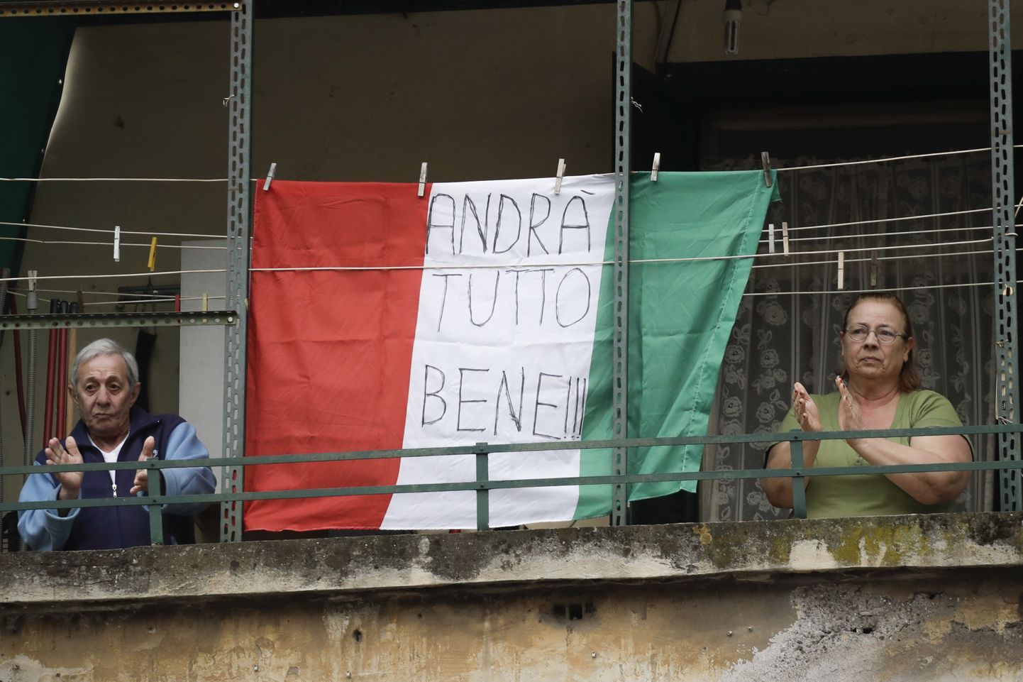 Надпись на итальянском флаге Andrà tutto bene ("Всё будет хорошо").