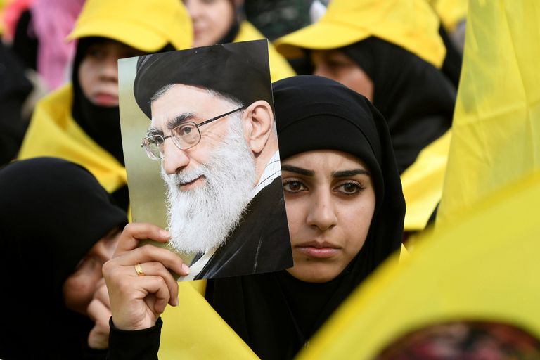 Iraanlanna hoidmas pilti Ali Khameneist. / Scanpix