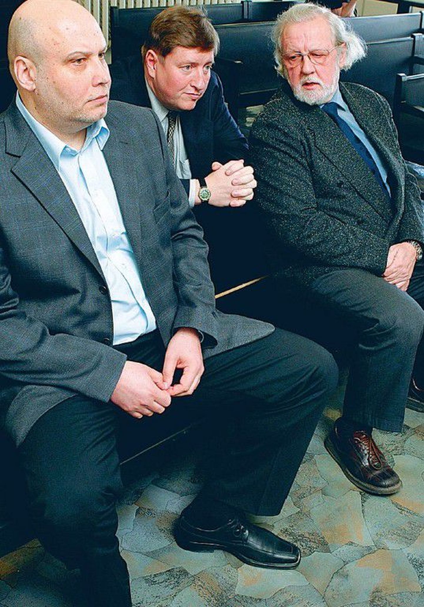 Weroli endised juhid Tõnu Jaanimets (vasakul), Erki Aavik ja Helmo Hainsoo kuulamas Jõgeva maakohtus süüdistuskokkuvõtet.