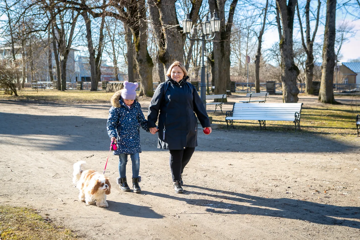 UNISTAVAD OMA KOERAST: Diabeetikutest ema-tütart Tiina ja Martha Anett jalutavad oma sugulaste koera Elsat, ent unistavad kutsikast, kellest saaks peret aitav hüpokoer.