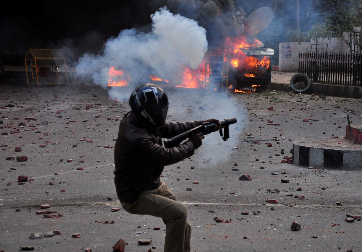 India politseinik tulistab meeleavaldajate vastu.