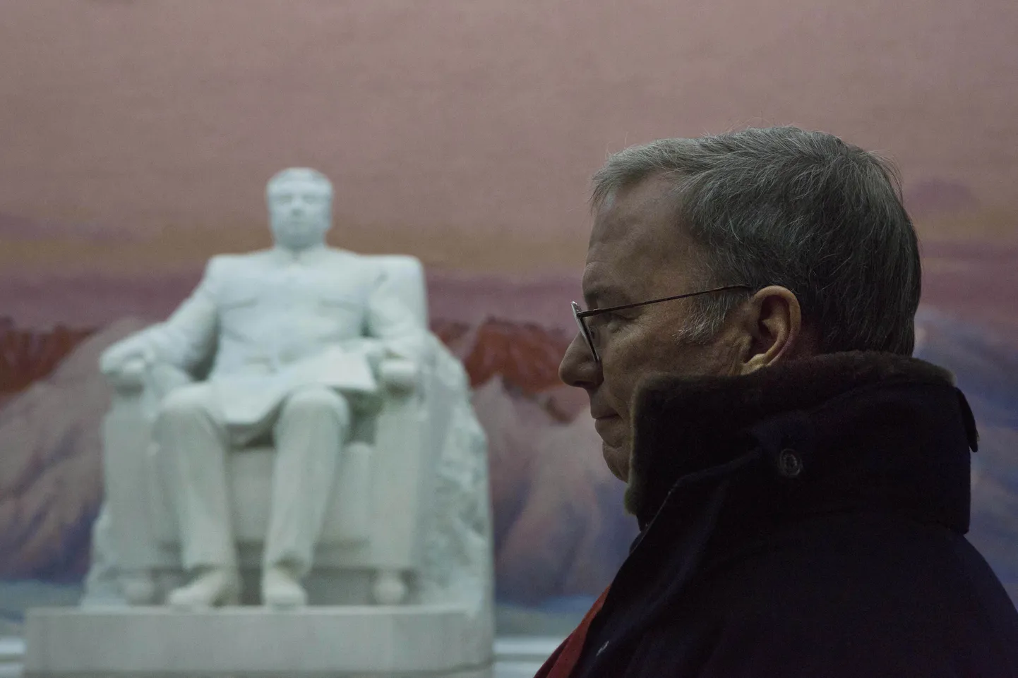 Google'i nõukogu esimees Eric Schmidt seisab Põhja-Korea endise liidri Kim Il Sungi mälestuskuju kõrval Pyongyangis