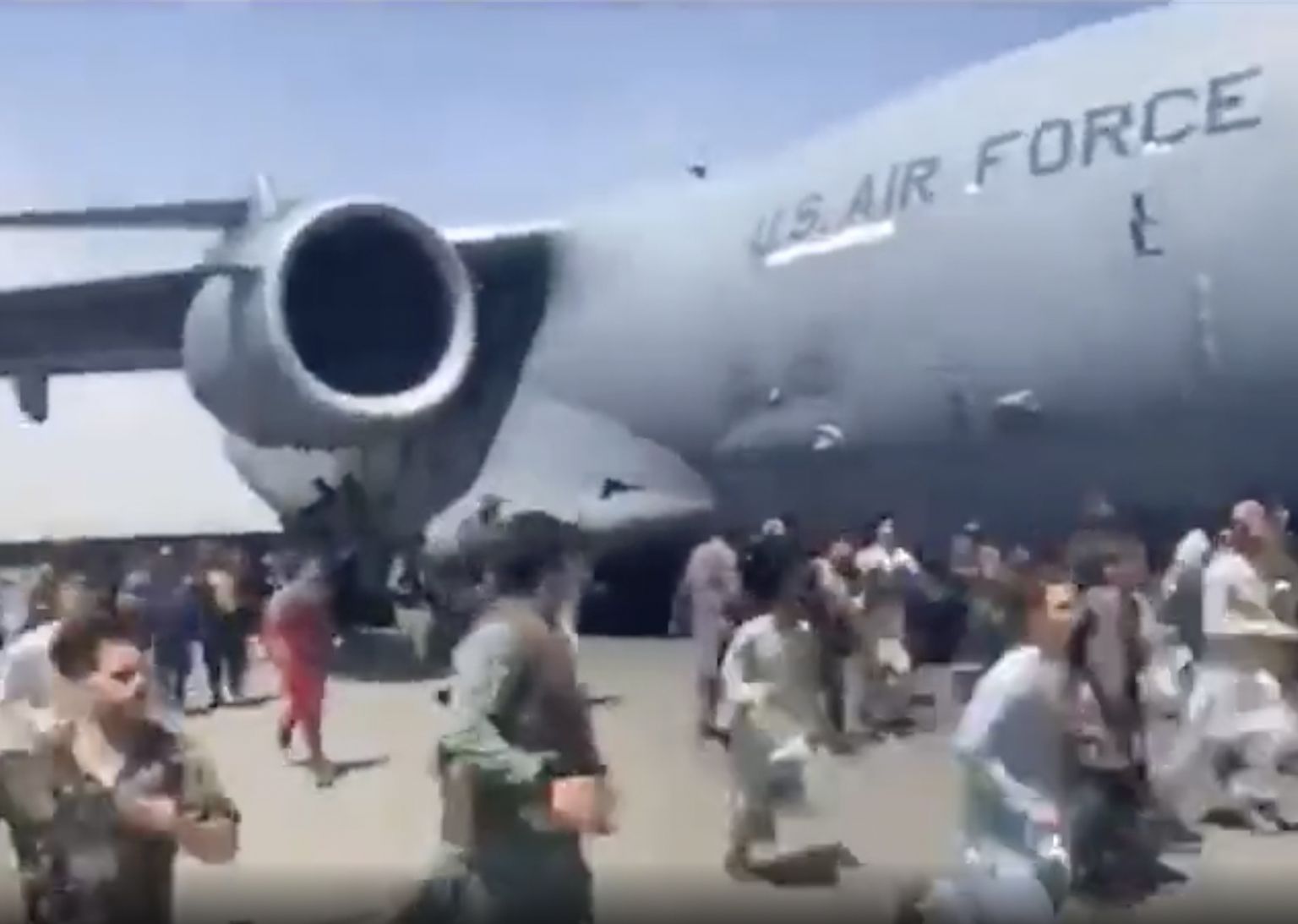 USA õhujõudude transpordilennuk C-17 Kabulis.