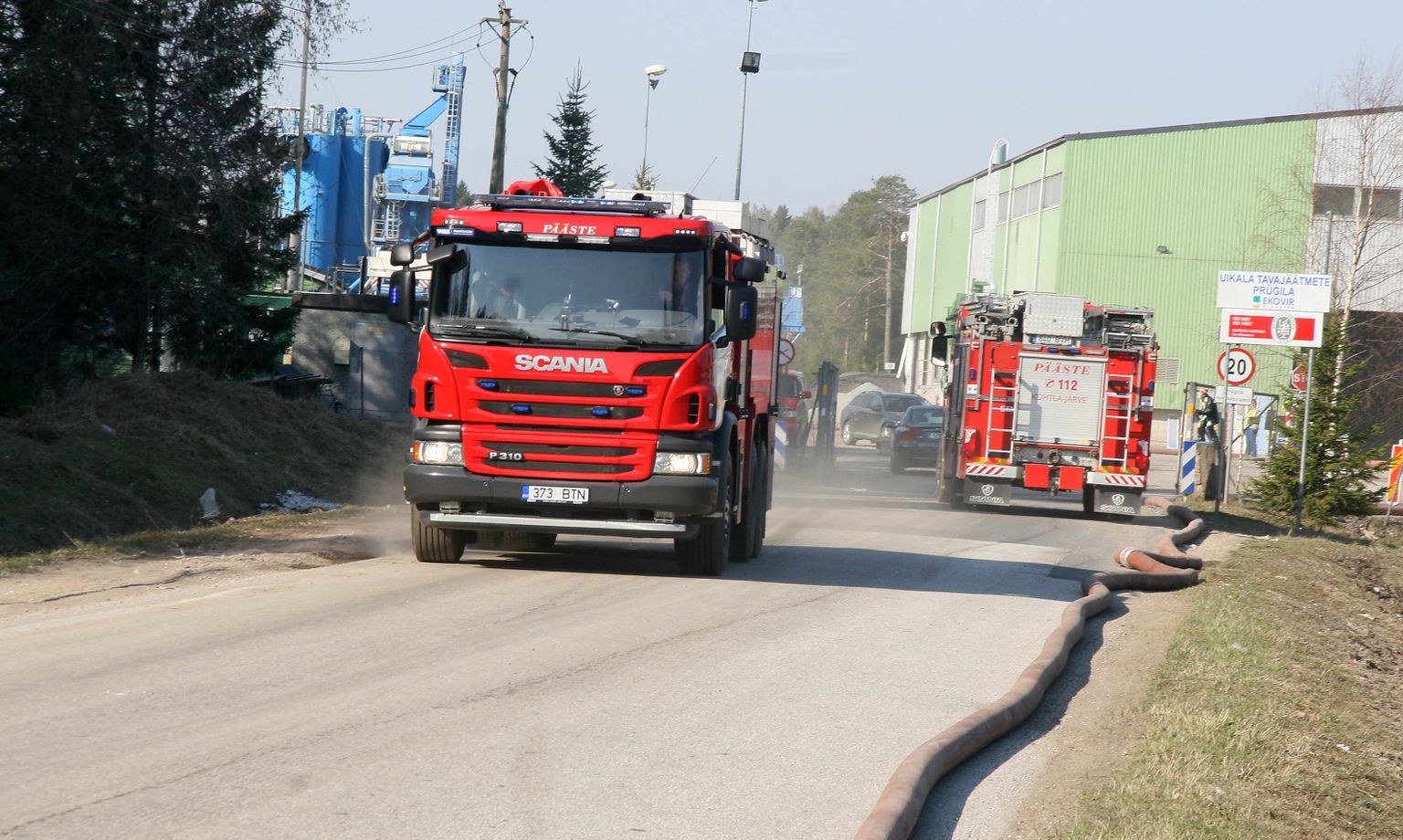 Päästeautod on Uikala prügilas sagedased külalised. Juuresolev pilt on tehtud 2019. aprillis, kui seal oli järjekordne põleng.