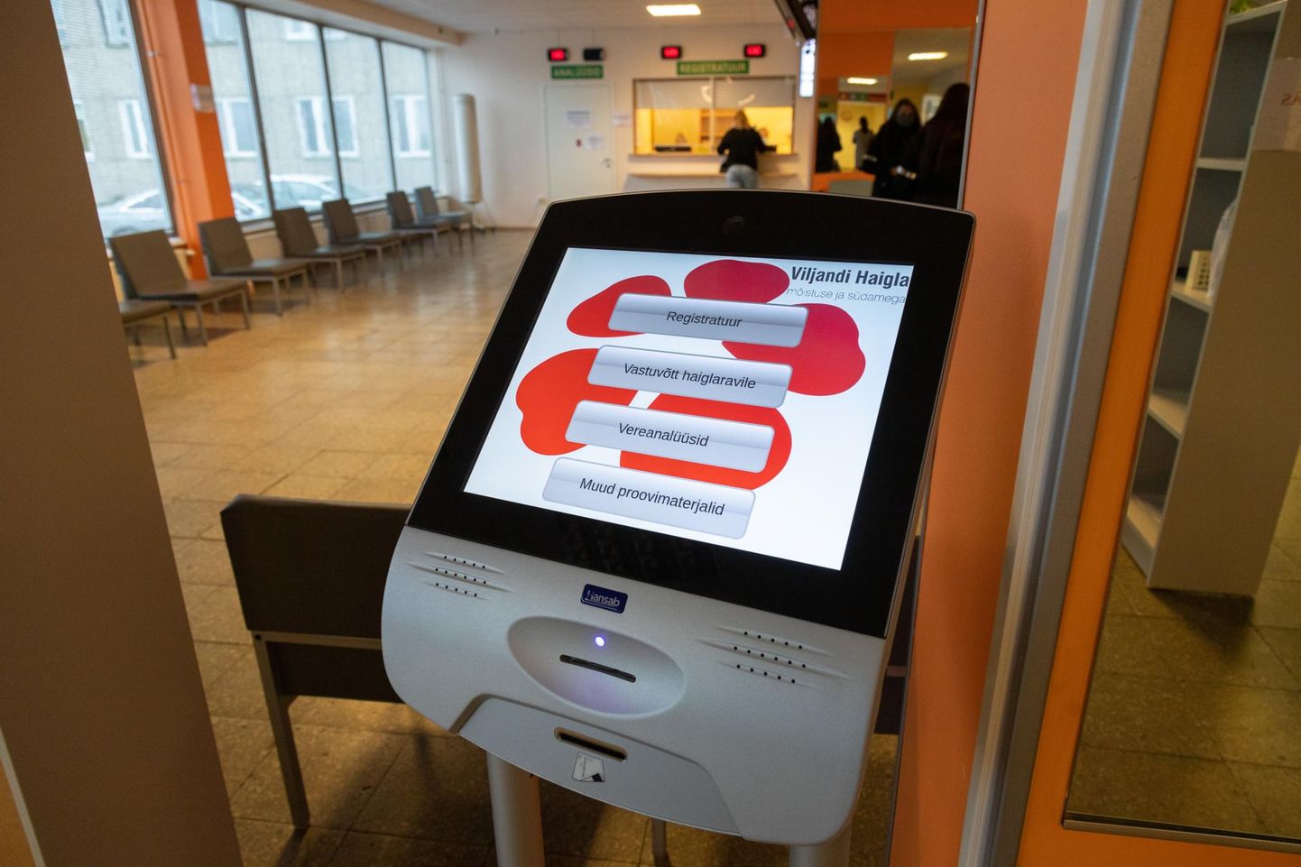 Viljandi haigla fuajees on järjekorranumbri automaat ning selle vastas verevõtutuba ja registratuur.