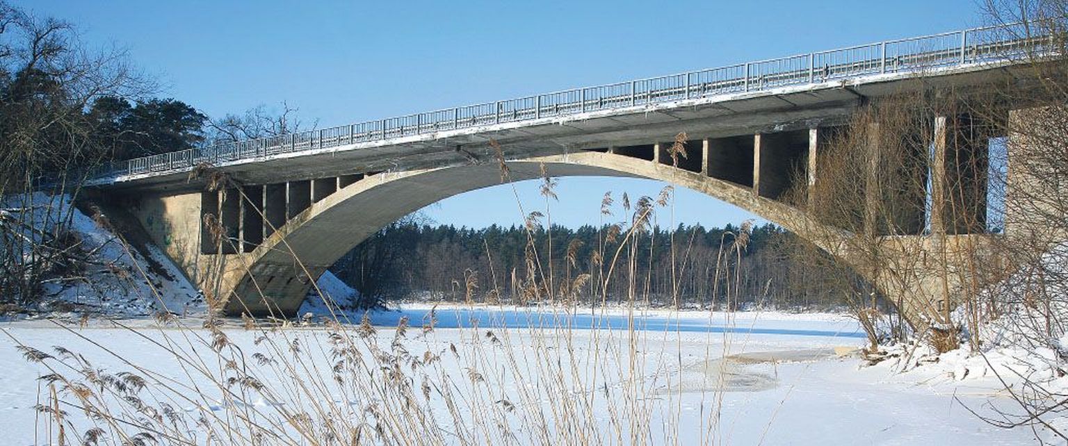 Üle Reiu jõe viiv Sindi-Lodja 70 meetri pikkune sild läheb suvel remonti. Vuukide korrastamise ja katte paigaldamisega samal ajal laiendatakse jalakäijate teed silla peale- ja mahasõitudel.