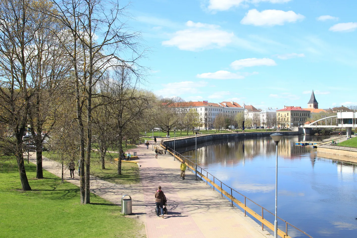 Võidu silla ja Kaarsilla vahele jääv kaldapromenaad.