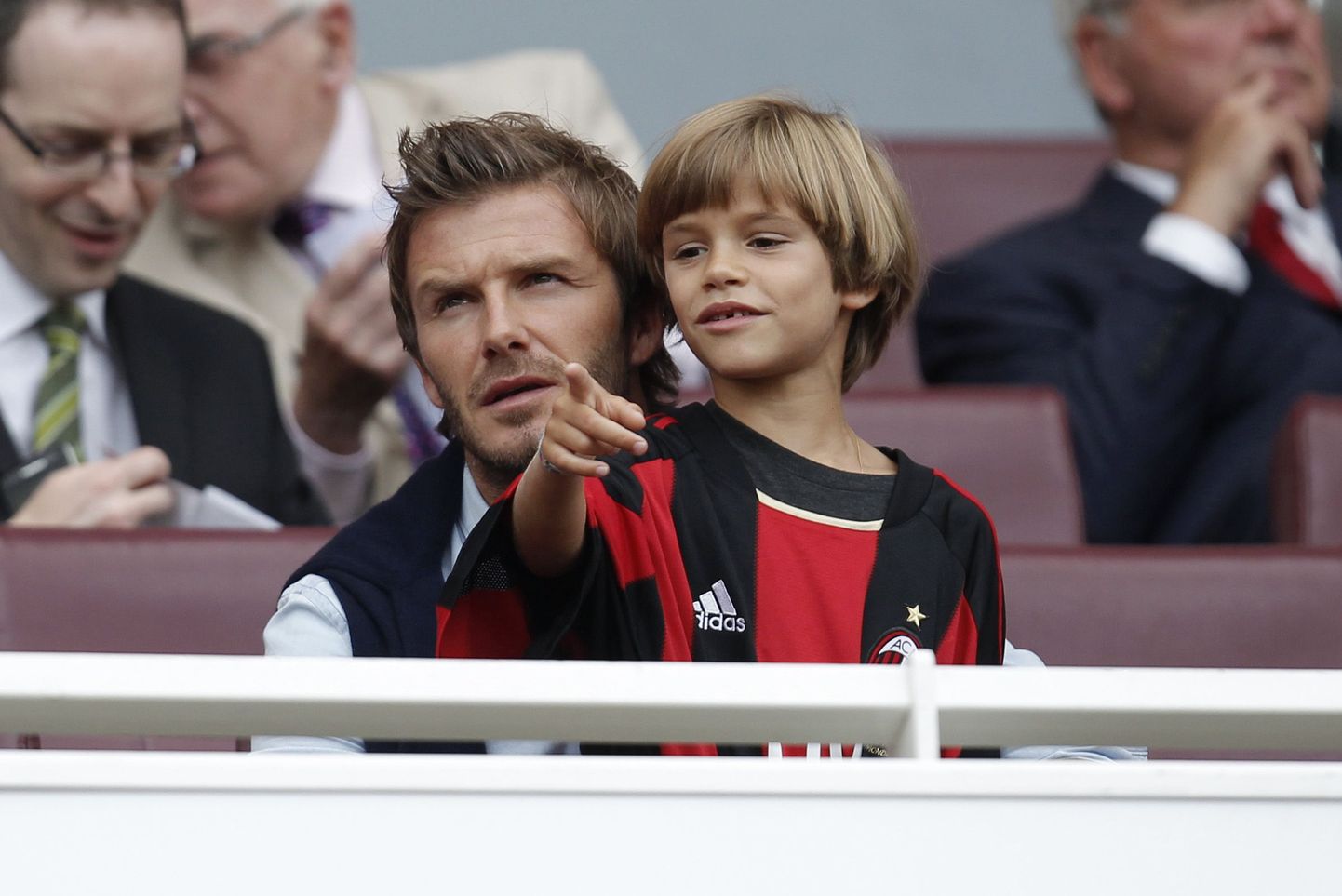 David Beckham koos oma Romeoga jalgpalli vaatamas.
