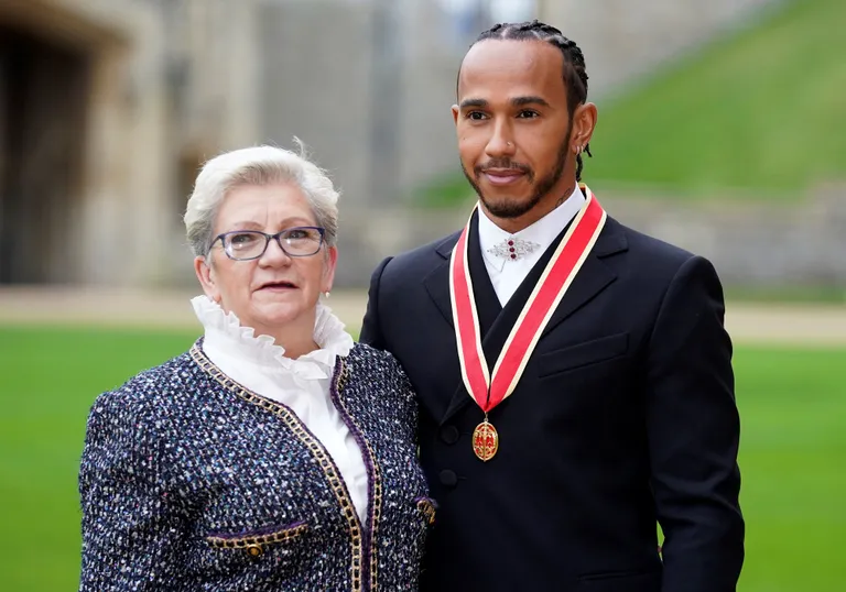 Lūiss Hamiltons ar māti Karmenu Lokhārtu