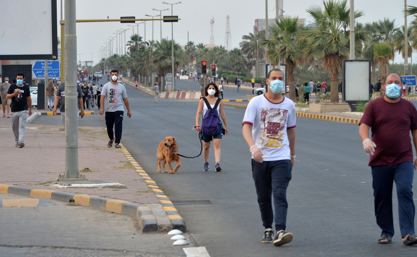 Kuveitlased koroonapiirangute ajal jalutamas.