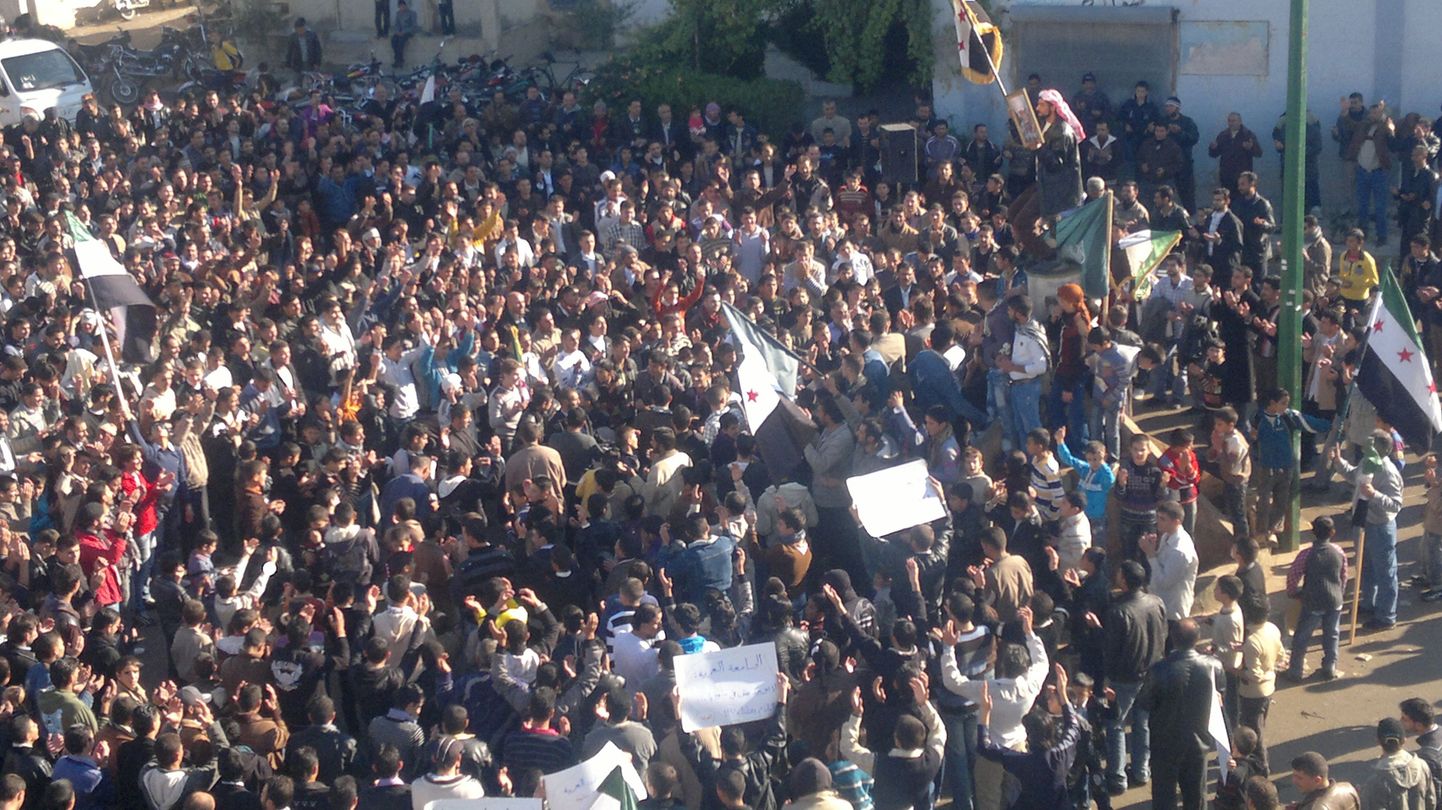 Meeleavaldajad Süürias Homsi linnas 18. novembril.