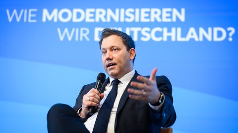 Vācijas vicekanclers: Vāciešiem jāstrādā vairāk. Uz katru krīzi nevar reaģēt, tērējot vairāk naudas