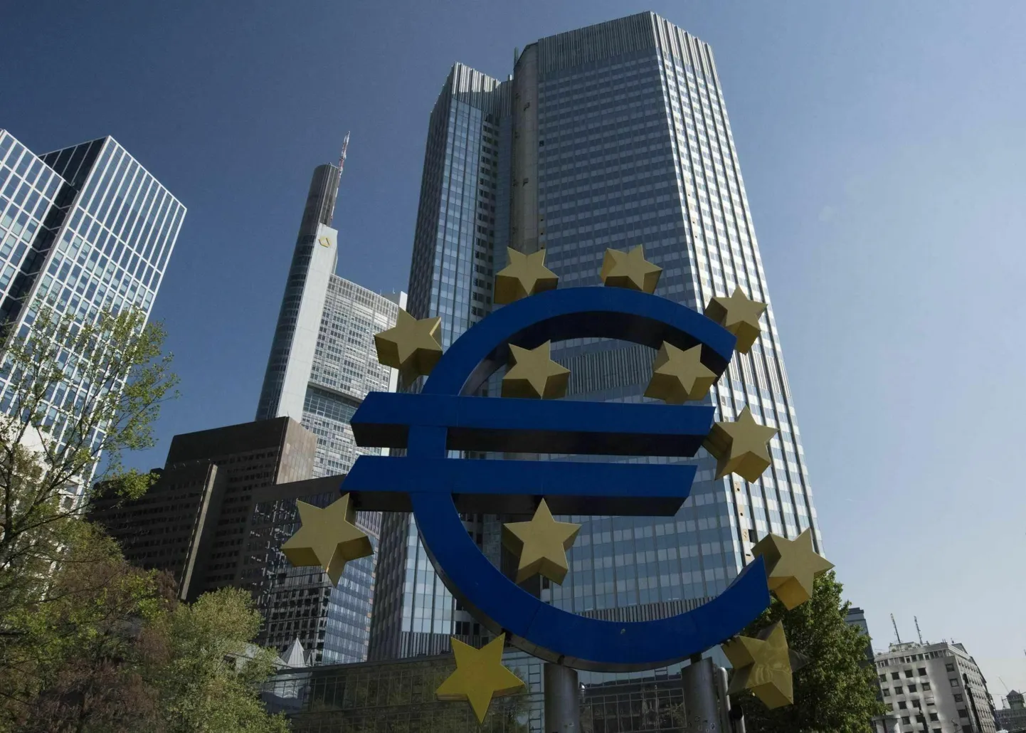 EKP kärpis neljapäeval keskset intressimäära 25 baaspunkti võrra, 2,75 protsendi tasemele. Pildil Euroopa Keskpanga peakorter Eurotower Frankfurdis.