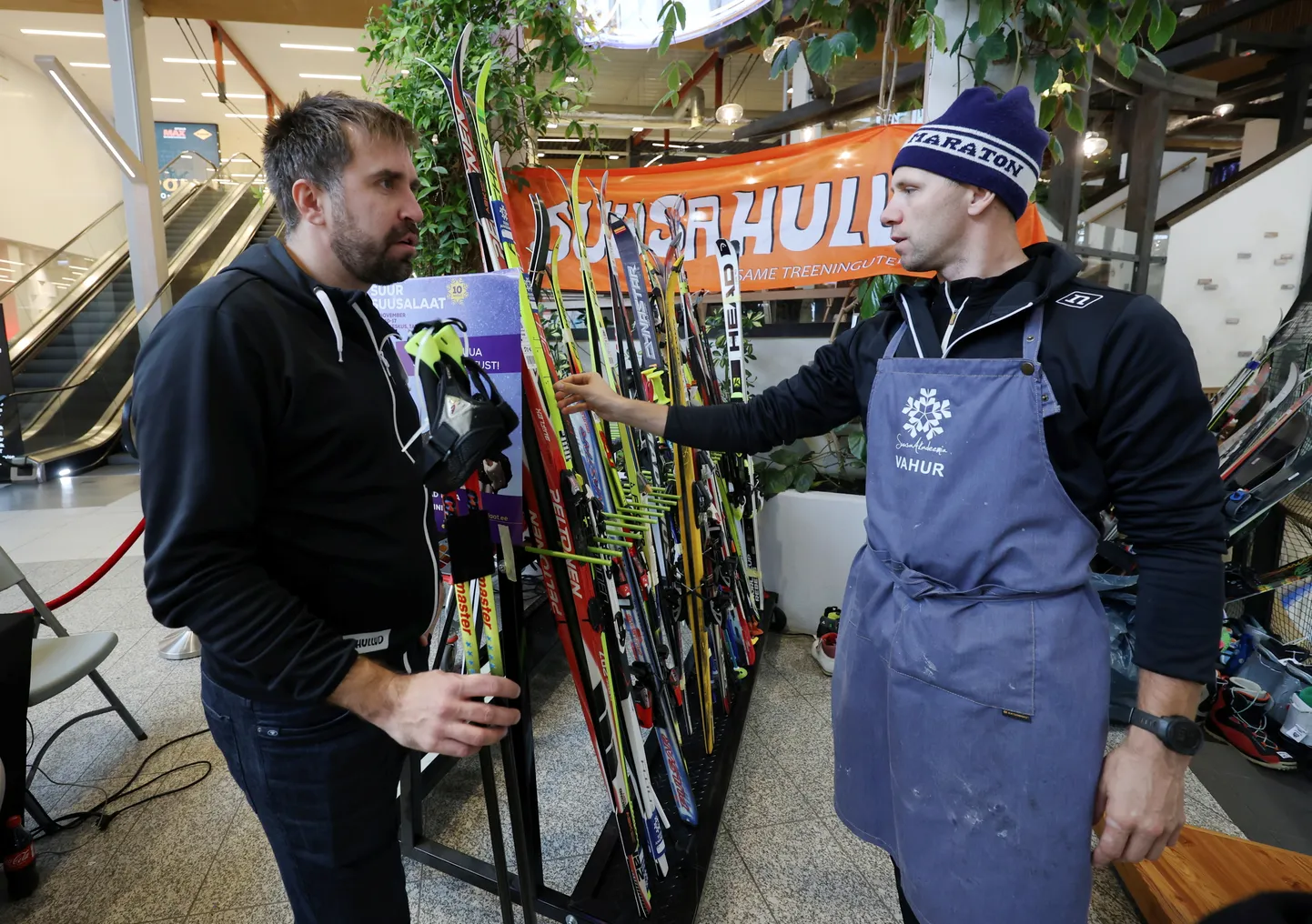 Vennad Jaak (vasakul) ja Vahur Teppan korraldavad laupäeval kümnendat korda suure suusalaada, kuhu juba kolmapäeva lõunaks oli müüki toodud üle 500 eseme.